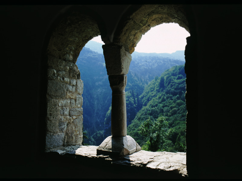 Finestra della chiesa di San Pietro, Arta terme